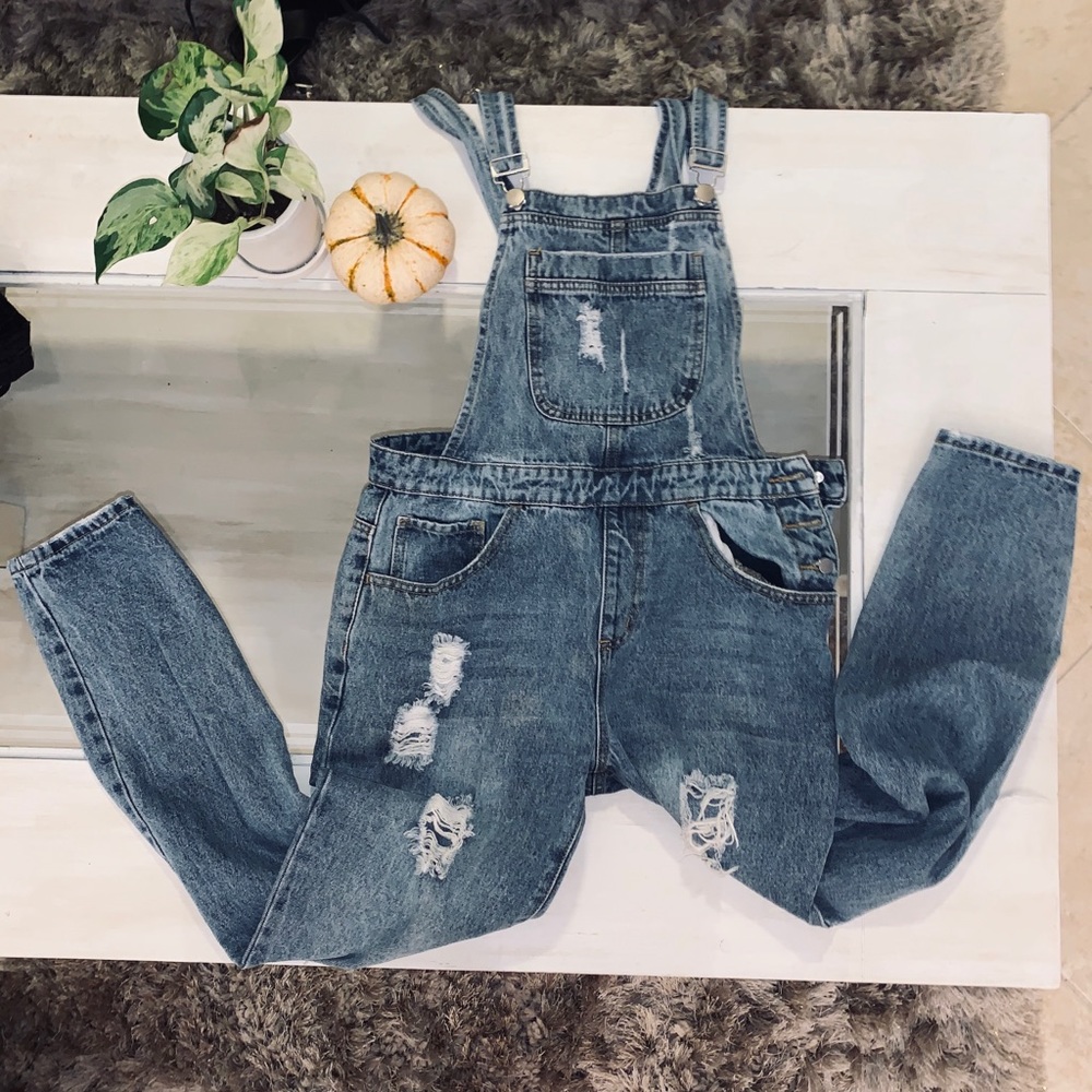 🍒Forever 21 Denim distressed button up overalls